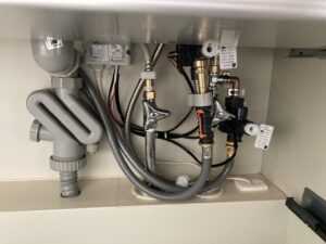 タッチレス水栓　シンク下　配管　電源　整理