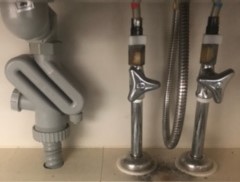 タッチレス水栓　シンク下　配管