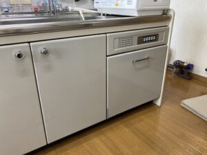 和歌山県岩出市にて60cm幅乾燥機から45㎝食洗機への交換工事1