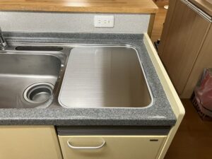 三菱製トップオープン食洗機の撤去工事　ハウステックキッチン　食洗機電源コンセント移設