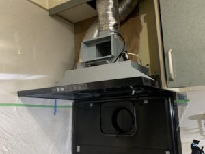 愛媛キッチン取付け隊　同時給排気フードの工事