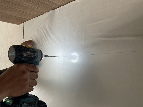 三重キッチン取付け隊　取付け穴仮開け