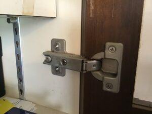 愛知キッチン取付け隊　キッチン扉蝶番メンテナンス 