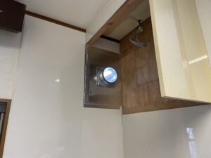 福岡キッチン取付け隊　プロペラからシロッコファンへの取替 