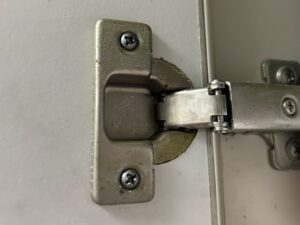 滋賀キッチン取付け隊　キッチン扉蝶番メンテナンス 