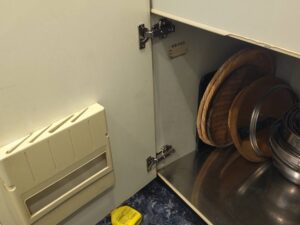 沖縄キッチン取付け隊　キッチン扉蝶番メンテナンス