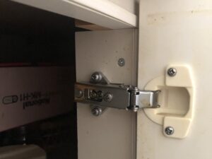 愛媛キッチン取付け隊　キッチン扉蝶番メンテナンス