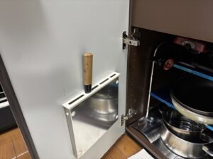 石川キッチン取付け隊　キッチン扉蝶番メンテナンス　施工前 