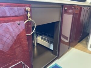 富山キッチン取付け隊　キッチン扉蝶番メンテナンス　施工前