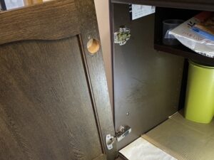 キッチン扉蝶番メンテナンス　施工前