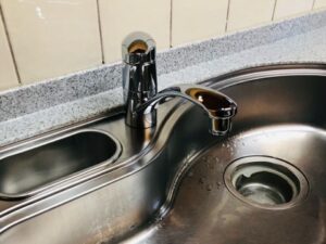 山口キッチン取付け隊　グローエ水栓の工事
