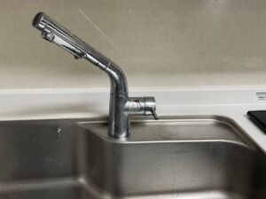 キッチン水栓の自由な選び方　TOTOほうき水栓から替えたい　三栄水栓　施工前