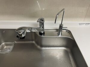 キッチン水栓の自由な選び方　TOTOほうき水栓から替えたい　三栄水栓　施工後