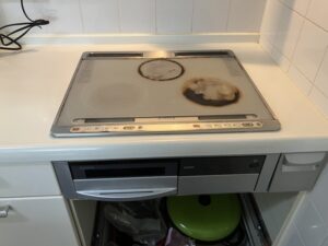 電気コンロの根本的な選び方　ガラストップが焦げついて掃除したくない　施工前