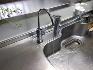 ビルトイン浄水器の面白い選び方　シンプルな専用浄水栓を付けたい　クリナップ　施工後