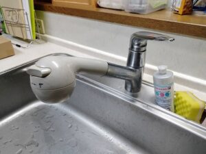 キッチン水栓の自由な選び方　スリムなタイプに替えたい　三栄水栓　施工前