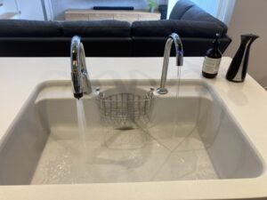 ビルトイン浄水器の面白い選び方　タッチレスタイプを後付けしたい　LIXIL　施工後