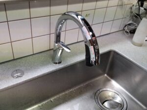 ビルトイン浄水器の面白い選び方　ハンズフリータイプに替えたい　LIXIL　施工後