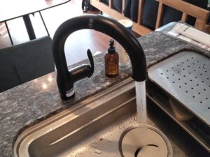 ビルトイン浄水器の面白い選び方　ブラックカラーに替えたい　施工後