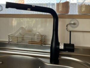 キッチン水栓の自由な選び方　ブラックカラーに替えたい　施工後