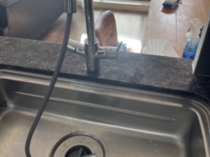 キッチン水栓の自由な選び方　メイスイからLIXILナビッシュに替えたい　施工前