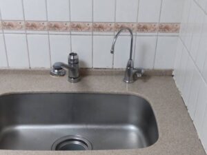 ビルトイン浄水器の面白い選び方　一台にまとめ替えたい　TOTO　施工前