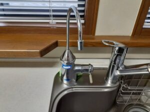 ビルトイン浄水器の面白い選び方　同じTOTO製で替えたい　清水器組込型自在水栓　施工前