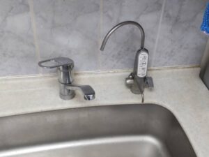 キッチン水栓の自由な選び方　整水器も一緒に替えたい　TOTO　施工前