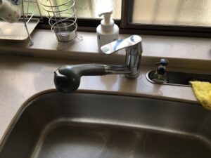 キッチン水栓の自由な選び方　根元からの水漏れで替えたい　三栄水栓　施工前