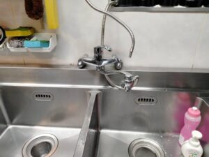 ビルトイン浄水器の面白い選び方　飲食店の厨房で替えたい　壁付け　施工前