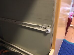 キッチン引き出しメンテナンス　大型引き出しやストッカー引き出し　レール交換後
