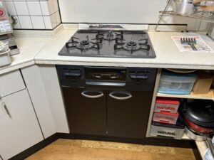 食洗機とかの機器を取り外して収納スペースに活用　ガスコンロも同時に交換