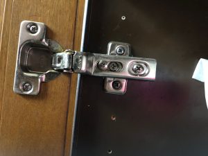 キッチン蝶番メンテナンス　ガタツキ!