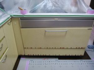 キッチンの扉を交換したい！　キッチン収納は気に入ってるので　施工前