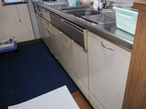 キッチンの扉を交換したい！　キッチン扉がボロボロになったケース　施工前