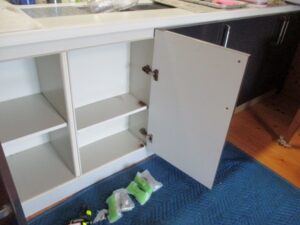 熊本キッチン取付け隊　キッチン扉蝶番メンテナンス　施工前