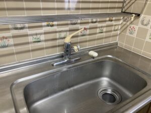 『キッチン楽々トラップ』交換で排水掃除がラク♬　キッチン水栓と共に交換　施工前