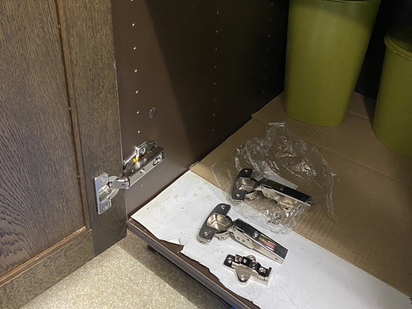 キッチン蝶番メンテナンス　キッチン蝶番修理工事金額と対応エリア