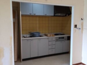 キッチンの扉を交換したい！　クロスとキッチン扉交換だけでこんなに　施工前