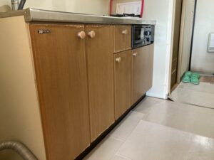 キッチンの扉を交換したい！　コンパクトなミカドキッチンを新しく　施工前