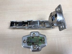 キッチン蝶番メンテナンス　コーナー用蝶番