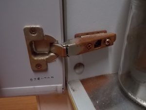 キッチン蝶番メンテナンス　サビていた