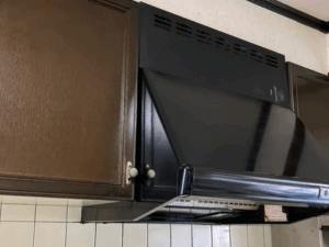 鹿児島キッチン取付け隊 シロッコファンフードの取替 施工前