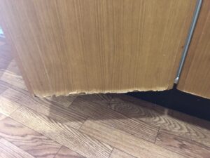 キッチンの扉を交換したい！　シートがめくれてきた