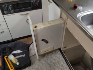食洗機とかの機器を取り外して収納スペースに活用　スライド米びつ　施工前