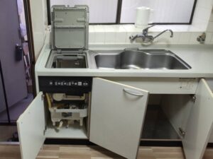 食洗機とかの機器を取り外して収納スペースに活用　ナイスキッチンカウンタートップ　施工前