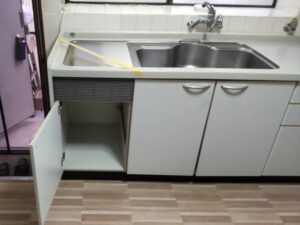 食洗機とかの機器を取り外して収納スペースに活用　ナイスキッチンカウンタートップ　施工後
