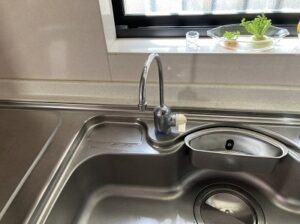 キッチン収納でのお悩み解決　ビルトイン浄水器を撤去してシンク周りスッキリ　施工前
