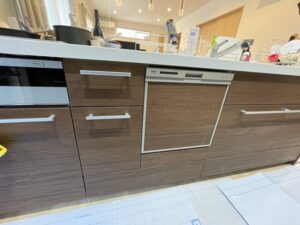 浅型スライドをフロントオープン食洗機へ　ペニンシュラ対面キッチン　LIXIL　施工前