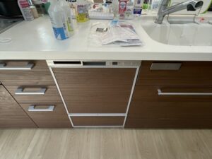 浅型スライドをフロントオープン食洗機へ　ペニンシュラ対面キッチン　LIXIL　施工後